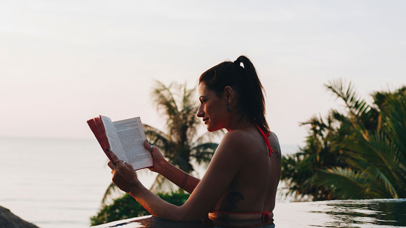 woman-reading-a-book-in-the-swimming-pool-TEM9P28