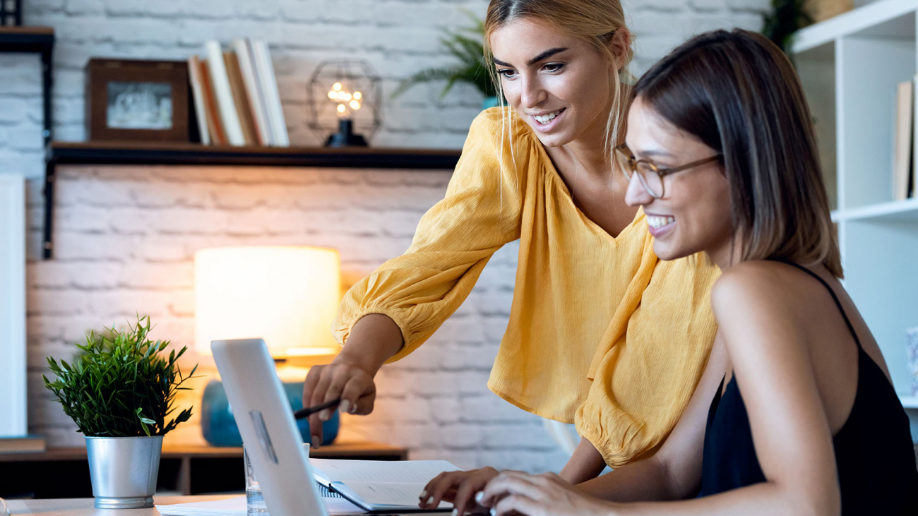 two-freelance-business-women-in-their-startup-smal-K3TRGA3