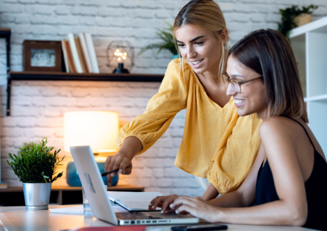 two-freelance-business-women-in-their-startup-smal-K3TRGA3